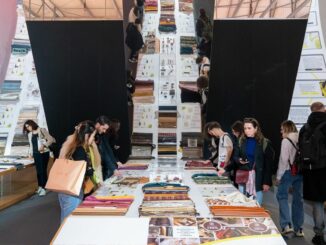 TheOneMilano (www.theonemilano.com), il salone dell’haut à porter, chiude e tira le somme di una sesta edizione che si è rivelata in linea con la precedente. Infatti con le sue 120 collezioni, 22% delle quali in arrivo dall’estero, TheOneMilano ha chiuso i battenti il 23 settembre con oltre 3.700 buyer professionali, il 40% stranieri. Meno visitatori da Francia e Germania (- 2%), mentre si registra una crescita a doppia cifra per ciò che riguarda i buyer in arrivo da Spagna e Gran Bretagna, mentre l’area del Sudest Asiatico si riconferma strategica. Come sottolineato da Norberto Albertalli, presidente di TheOneMilano: «In questa edizione siamo riusciti a ritagliarci un ruolo di promotori e innovatori atti a supportare i nostri clienti, non solo facendo sistema con partner importanti con Camera Buyer Italia e Ice, ma anche con nuove forme di comunicazione che danno un’importante opportunità di visibilità agli espositori. E non da ultimo, l’aver allineato le date di svolgimento con il calendario della moda, ci ha permesso, ancor di più, di far parte di un sistema trainante del nostro Paese». Proprio #Facciamosistema, partnership siglata con Camera Buyer Italia, ha dato impulso alla sinergia tra aziende e vetrine. Il goal è stato quello di creare degli outfit abbinando i capi tra loro con una visione da retail, intercettando i gusti locali. Un appuntamento per chi cerca nuovi modelli TheOneMilano resta una manifestazione di nicchia che, in ogni edizione, individua modelli di sviluppo per il business dei propri clienti. Questa edizione di settembre ha puntato sulla creazione di macrotemi a partire da percorsi di acquisto per buyer ed espositori fino a codificare canoni estetici capaci di intercettare il gusto e l’esigenza del mercato. Un appuntamento divenuto importante per gli operatori del settore e che può svolgersi anche con il sostegno di partner qualificati, come l’Agenzia ICE, che ha individuato e portato buyer qualificati non solo dall’Europa ma anche dal Giappone, Russia, Ucraina, Usa, Corea, Libano, Azerbaijan che hanno apprezzato la diversificata offerta espositiva. Ovviamente TheOneMilano non ha dimenticato il tema della sostenibilità. Anzi è stato uno degli elementi che hanno caratterizzato questa edizione di TheOneMilano, dove alcuni espositori hanno presentato sia collezioni improntate a una forte attenzione all’ambiente, sia iniziative legate all’educational. TheOneMilano ha inoltre proseguito nel progetto digitale AlwaysOn (www.alwaysonshow.com) che mette online i 1100 capi fotografati nella 4 giorni di fiera e che mantiene in contatto domanda e offerta. Ottimo infatti l’andamento degli accessi alla fiera virtuale registrato durante la manifestazione con oltre 1800 accessi per la preparazione delle visite. Il prossimo TheOneMilano si svolgerà dal 20 al 23 febbraio nei padiglioni 3 /4 di fieramilanocity.