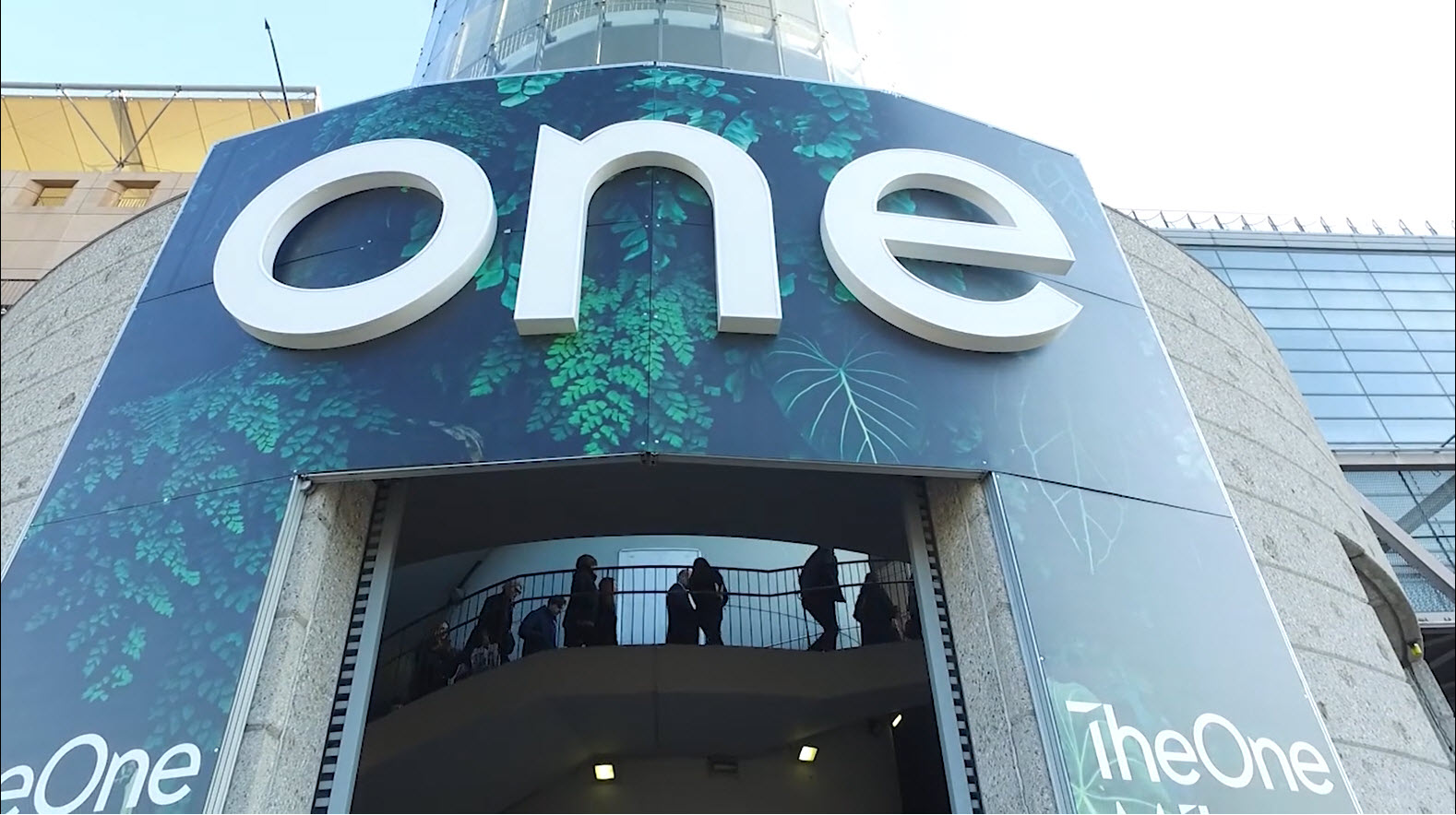 TheOneMilano (www.theonemilano.com), il salone dell’haut à porter, chiude e tira le somme di una sesta edizione che si è rivelata in linea con la precedente. Infatti con le sue 120 collezioni, 22% delle quali in arrivo dall’estero, TheOneMilano ha chiuso i battenti il 23 settembre con oltre 3.700 buyer professionali, il 40% stranieri. Meno visitatori da Francia e Germania (- 2%), mentre si registra una crescita a doppia cifra per ciò che riguarda i buyer in arrivo da Spagna e Gran Bretagna, mentre l’area del Sudest Asiatico si riconferma strategica. Come sottolineato da Norberto Albertalli, presidente di TheOneMilano: «In questa edizione siamo riusciti a ritagliarci un ruolo di promotori e innovatori atti a supportare i nostri clienti, non solo facendo sistema con partner importanti con Camera Buyer Italia e Ice, ma anche con nuove forme di comunicazione che danno un’importante opportunità di visibilità agli espositori. E non da ultimo, l’aver allineato le date di svolgimento con il calendario della moda, ci ha permesso, ancor di più, di far parte di un sistema trainante del nostro Paese». Proprio #Facciamosistema, partnership siglata con Camera Buyer Italia, ha dato impulso alla sinergia tra aziende e vetrine. Il goal è stato quello di creare degli outfit abbinando i capi tra loro con una visione da retail, intercettando i gusti locali. Un appuntamento per chi cerca nuovi modelli TheOneMilano resta una manifestazione di nicchia che, in ogni edizione, individua modelli di sviluppo per il business dei propri clienti. Questa edizione di settembre ha puntato sulla creazione di macrotemi a partire da percorsi di acquisto per buyer ed espositori fino a codificare canoni estetici capaci di intercettare il gusto e l’esigenza del mercato. Un appuntamento divenuto importante per gli operatori del settore e che può svolgersi anche con il sostegno di partner qualificati, come l’Agenzia ICE, che ha individuato e portato buyer qualificati non solo dall’Europa ma anche dal Giappone, Russia, Ucraina, Usa, Corea, Libano, Azerbaijan che hanno apprezzato la diversificata offerta espositiva. Ovviamente TheOneMilano non ha dimenticato il tema della sostenibilità. Anzi è stato uno degli elementi che hanno caratterizzato questa edizione di TheOneMilano, dove alcuni espositori hanno presentato sia collezioni improntate a una forte attenzione all’ambiente, sia iniziative legate all’educational. TheOneMilano ha inoltre proseguito nel progetto digitale AlwaysOn (www.alwaysonshow.com) che mette online i 1100 capi fotografati nella 4 giorni di fiera e che mantiene in contatto domanda e offerta. Ottimo infatti l’andamento degli accessi alla fiera virtuale registrato durante la manifestazione con oltre 1800 accessi per la preparazione delle visite. Il prossimo TheOneMilano si svolgerà dal 20 al 23 febbraio nei padiglioni 3 /4 di fieramilanocity.